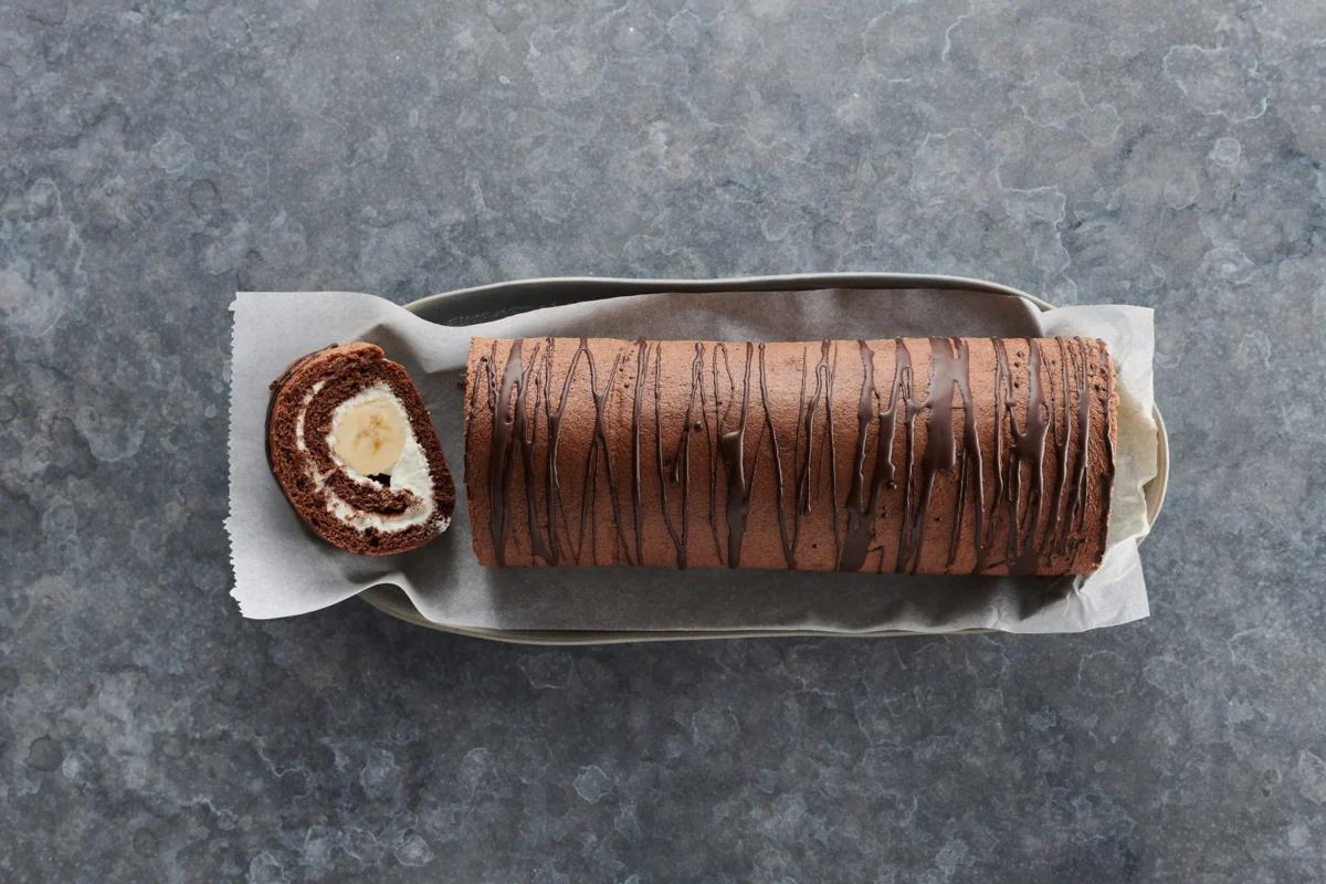 Rotolo al cioccolato, dalla categoria . Metodo di preparazione Backen. Il piatto finito è stato presentato in modo accattivante e fotografato dall'alto (fotografia culinaria). Suggerimento di presentazione, ricetta originale «Cosa bolle in pentola?», dal libro di cucina più famoso della Svizzera.

