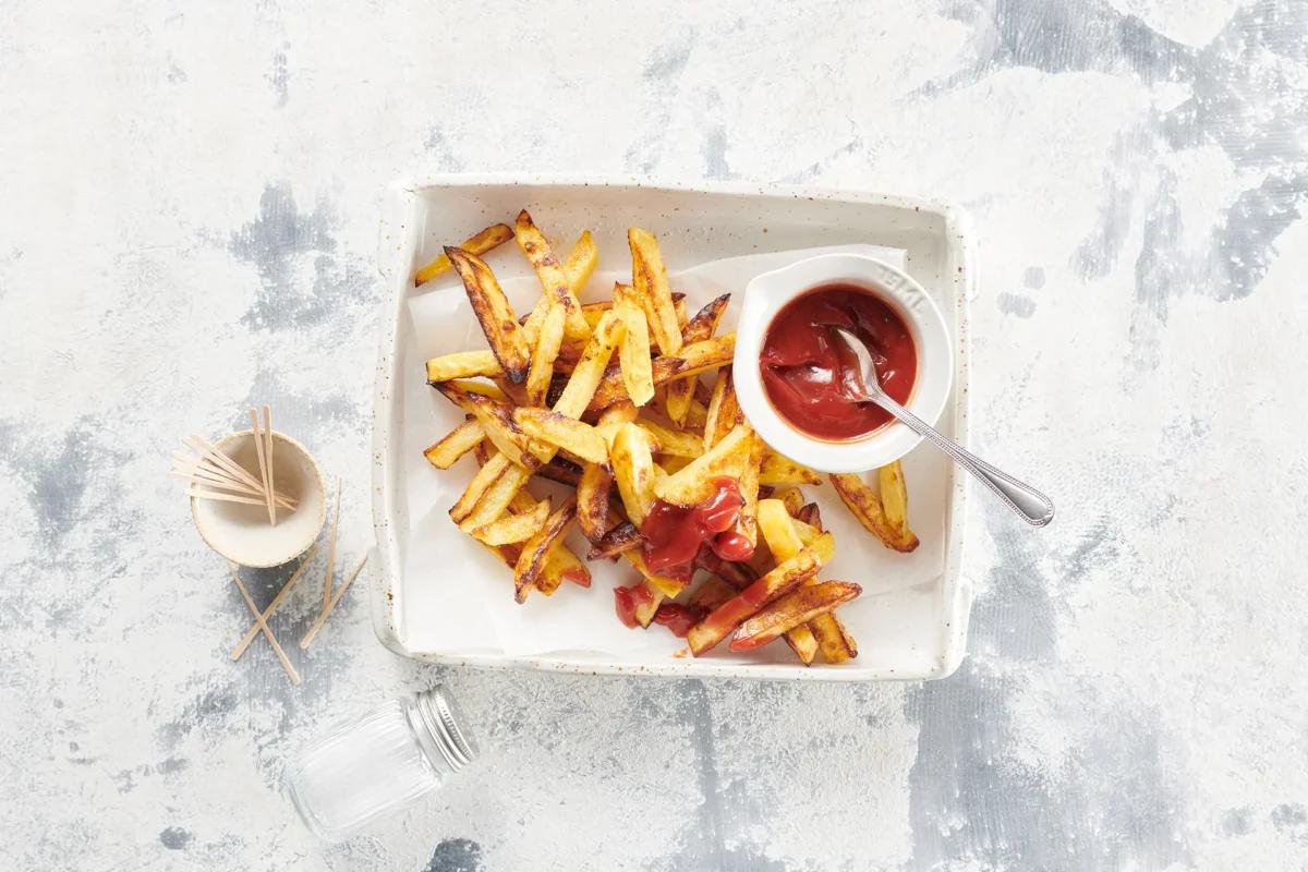 Bastoncini di patate al forno aus der Kategorie Kartoffeln &amp; Süsskartoffeln. Das fertige Gericht schön angerichtet und fotografiert aus Vogelperspektive (Food Fotografie). Serviervorschlag, Original Tiptopf Rezept, aus dem bekanntesten Kochbuch der Schweiz
