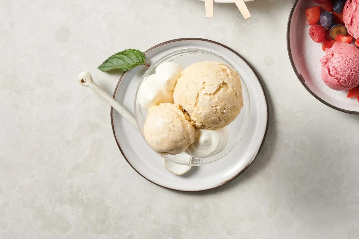 Gelato alla vaniglia aus der Kategorie Desserts. Das fertige Gericht schön angerichtet und fotografiert aus Vogelperspektive (Food Fotografie). Serviervorschlag, Original Tiptopf Rezept, aus dem bekanntesten Kochbuch der Schweiz