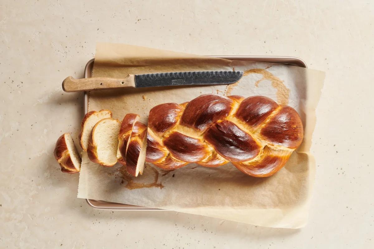 Treccia, dalla categoria . Metodo di preparazione Backen. Il piatto finito è stato presentato in modo accattivante e fotografato dall'alto (fotografia culinaria). Suggerimento di presentazione, ricetta originale «Cosa bolle in pentola?», dal libro di cucina più famoso della Svizzera.
