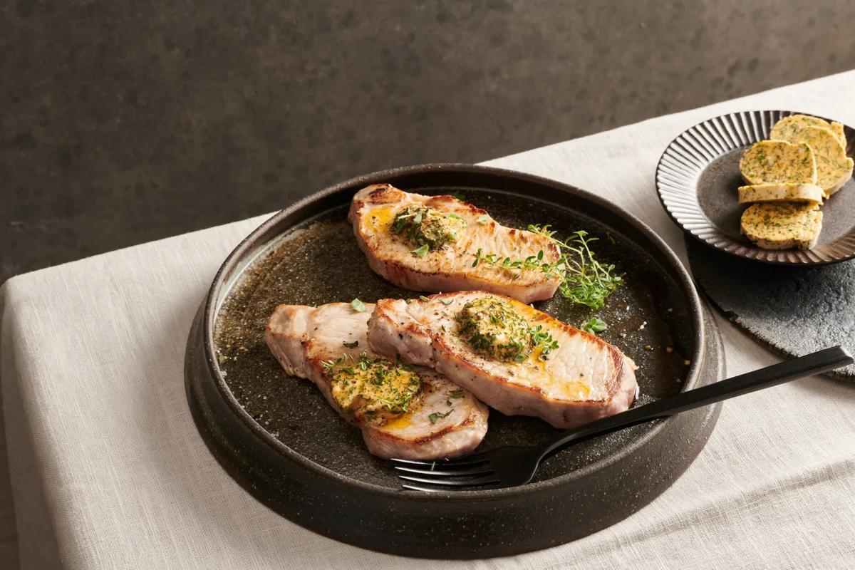 Scaloppine aus der Kategorie Fleisch &amp; Fisch. Das fertige Gericht schön angerichtet und fotografiert aus Vogelperspektive (Food Fotografie). Serviervorschlag, Original Tiptopf Rezept, aus dem bekanntesten Kochbuch der Schweiz