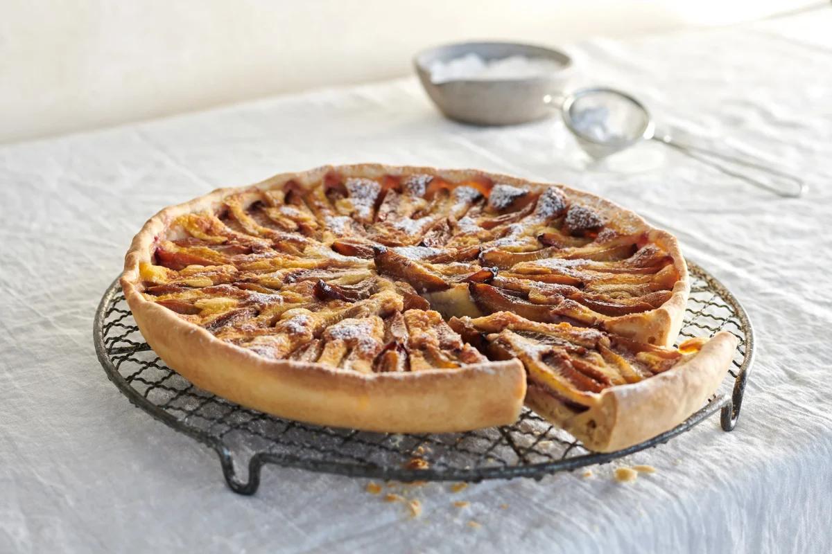Crostata alla frutta aus der Kategorie Gebäck süss. Das fertige Gericht schön angerichtet und fotografiert aus Vogelperspektive (Food Fotografie). Serviervorschlag, Original Tiptopf Rezept, aus dem bekanntesten Kochbuch der Schweiz