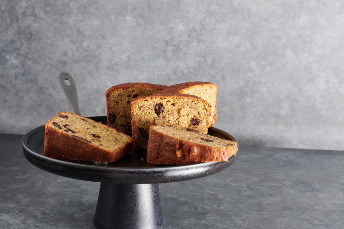 Cake tirolesi aus der Kategorie Gebäck süss. Das fertige Gericht schön angerichtet und fotografiert aus Vogelperspektive (Food Fotografie). Serviervorschlag, Original Tiptopf Rezept, aus dem bekanntesten Kochbuch der Schweiz