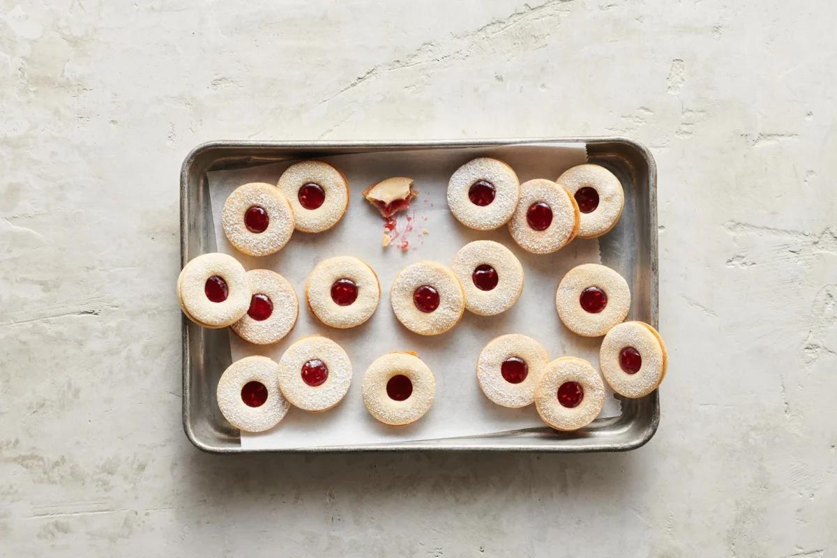 Biscotti tirolesi aus der Kategorie Gebäck süss. Das fertige Gericht schön angerichtet und fotografiert aus Vogelperspektive (Food Fotografie). Serviervorschlag, Original Tiptopf Rezept, aus dem bekanntesten Kochbuch der Schweiz