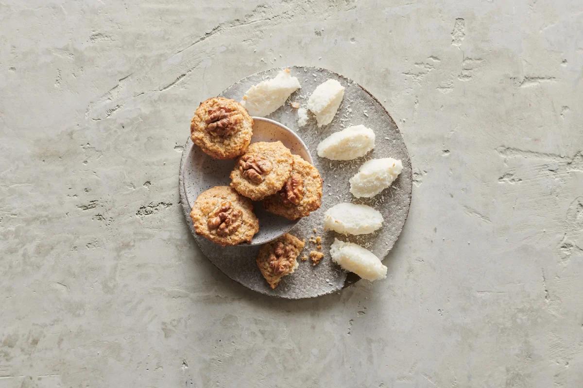 Biscottini al cocco aus der Kategorie Gebäck süss. Das fertige Gericht schön angerichtet und fotografiert aus Vogelperspektive (Food Fotografie). Serviervorschlag, Original Tiptopf Rezept, aus dem bekanntesten Kochbuch der Schweiz