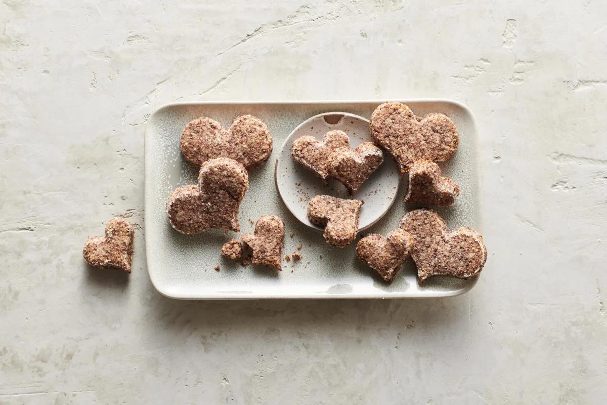 Cuoricini al cioccolato aus der Kategorie Gebäck süss. Das fertige Gericht schön angerichtet und fotografiert aus Vogelperspektive (Food Fotografie). Serviervorschlag, Original Tiptopf Rezept, aus dem bekanntesten Kochbuch der Schweiz