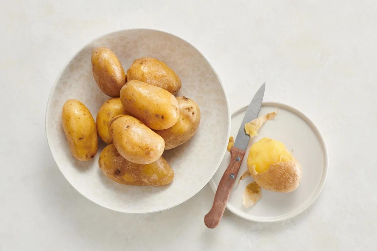 Patate in camicia, dalla categoria . Metodo di preparazione Dämpfen. Il piatto finito è stato presentato in modo accattivante e fotografato dall'alto (fotografia culinaria). Suggerimento di presentazione, ricetta originale «Cosa bolle in pentola?», dal libro di cucina più famoso della Svizzera.
