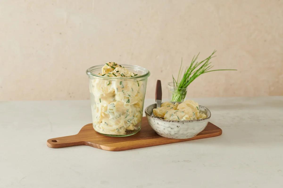 Insalata di patate aus der Kategorie Salate. Das fertige Gericht schön angerichtet und fotografiert aus Vogelperspektive (Food Fotografie). Serviervorschlag, Original Tiptopf Rezept, aus dem bekanntesten Kochbuch der Schweiz