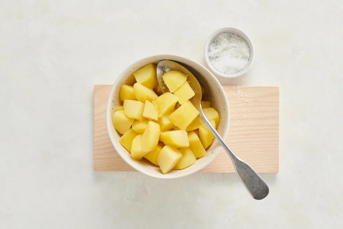 Patate lesse aus der Kategorie Kartoffeln &amp; Süsskartoffeln. Das fertige Gericht schön angerichtet und fotografiert aus Vogelperspektive (Food Fotografie). Serviervorschlag, Original Tiptopf Rezept, aus dem bekanntesten Kochbuch der Schweiz