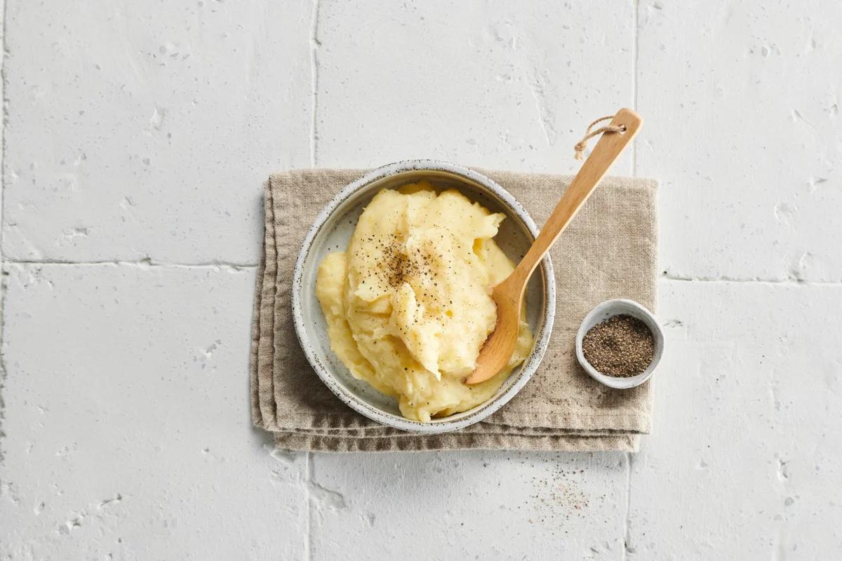 Purè di patate aus der Kategorie Kartoffeln &amp; Süsskartoffeln. Das fertige Gericht schön angerichtet und fotografiert aus Vogelperspektive (Food Fotografie). Serviervorschlag, Original Tiptopf Rezept, aus dem bekanntesten Kochbuch der Schweiz