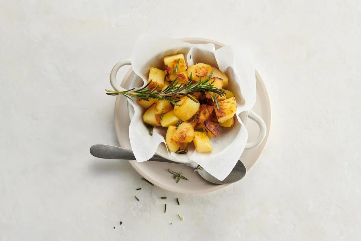 Patate arrosto aus der Kategorie Kartoffeln &amp; Süsskartoffeln. Das fertige Gericht schön angerichtet und fotografiert aus Vogelperspektive (Food Fotografie). Serviervorschlag, Original Tiptopf Rezept, aus dem bekanntesten Kochbuch der Schweiz