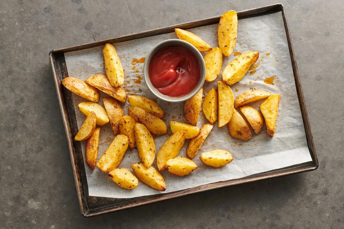 Patate al forno aus der Kategorie Kartoffeln &amp; Süsskartoffeln. Das fertige Gericht schön angerichtet und fotografiert aus Vogelperspektive (Food Fotografie). Serviervorschlag, Original Tiptopf Rezept, aus dem bekanntesten Kochbuch der Schweiz