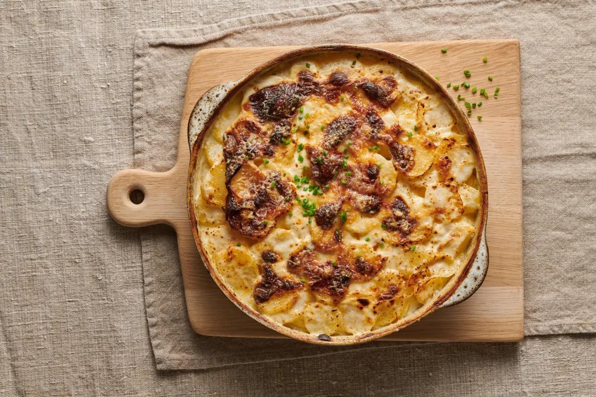 Gratin di patate aus der Kategorie Kartoffeln &amp; Süsskartoffeln. Das fertige Gericht schön angerichtet und fotografiert aus Vogelperspektive (Food Fotografie). Serviervorschlag, Original Tiptopf Rezept, aus dem bekanntesten Kochbuch der Schweiz