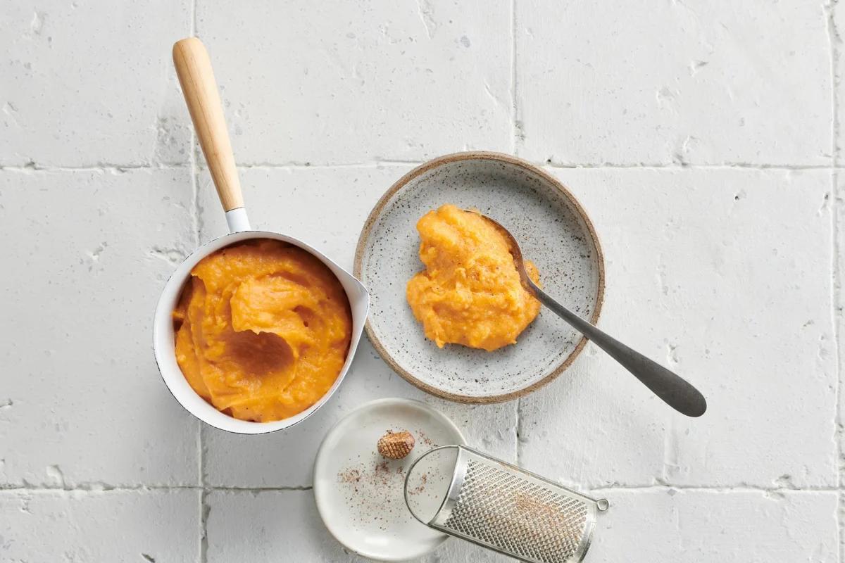 Purè di patate dolci aus der Kategorie Kartoffeln &amp; Süsskartoffeln. Das fertige Gericht schön angerichtet und fotografiert aus Vogelperspektive (Food Fotografie). Serviervorschlag, Original Tiptopf Rezept, aus dem bekanntesten Kochbuch der Schweiz