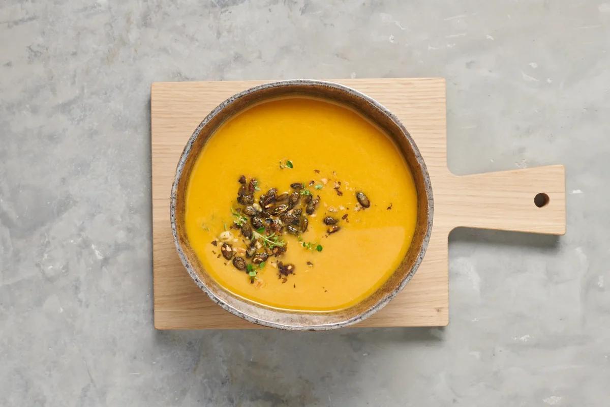 Minestra di zucca aus der Kategorie Suppen. Das fertige Gericht schön angerichtet und fotografiert aus Vogelperspektive (Food Fotografie). Serviervorschlag, Original Tiptopf Rezept, aus dem bekanntesten Kochbuch der Schweiz
