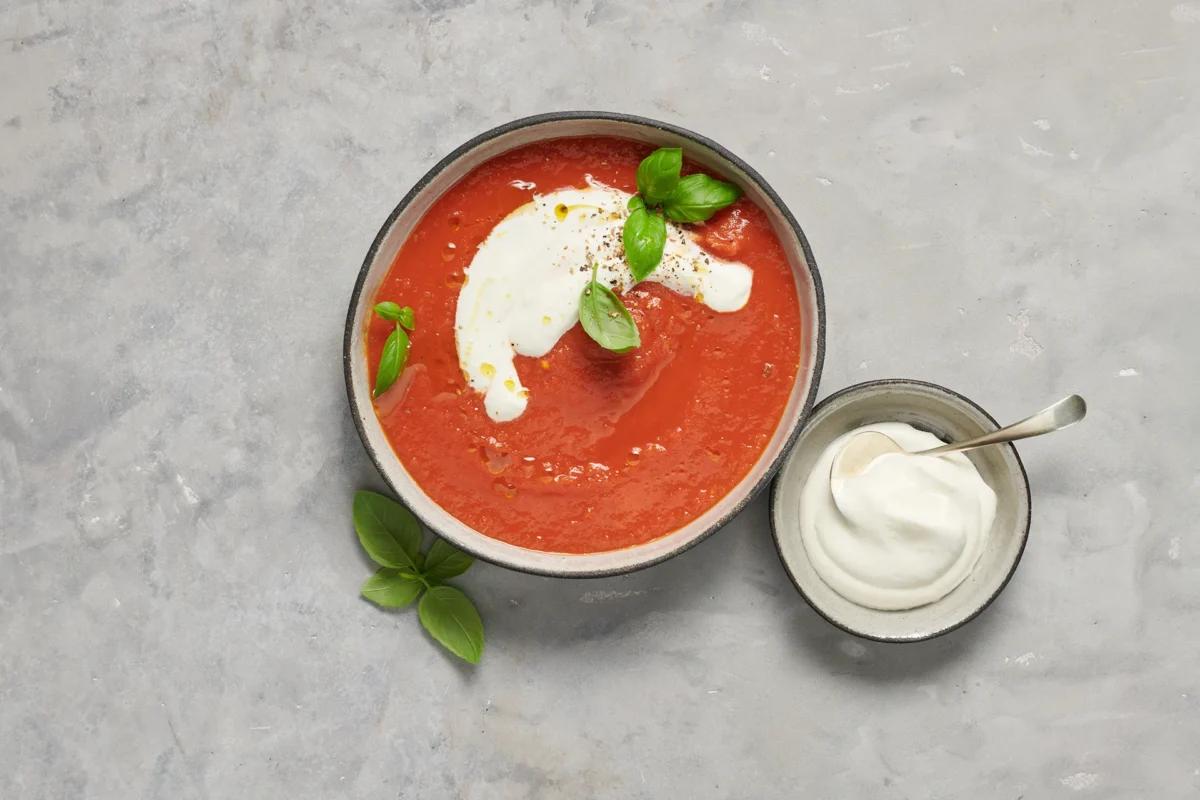 Minestra di pomodoro aus der Kategorie Suppen. Das fertige Gericht schön angerichtet und fotografiert aus Vogelperspektive (Food Fotografie). Serviervorschlag, Original Tiptopf Rezept, aus dem bekanntesten Kochbuch der Schweiz