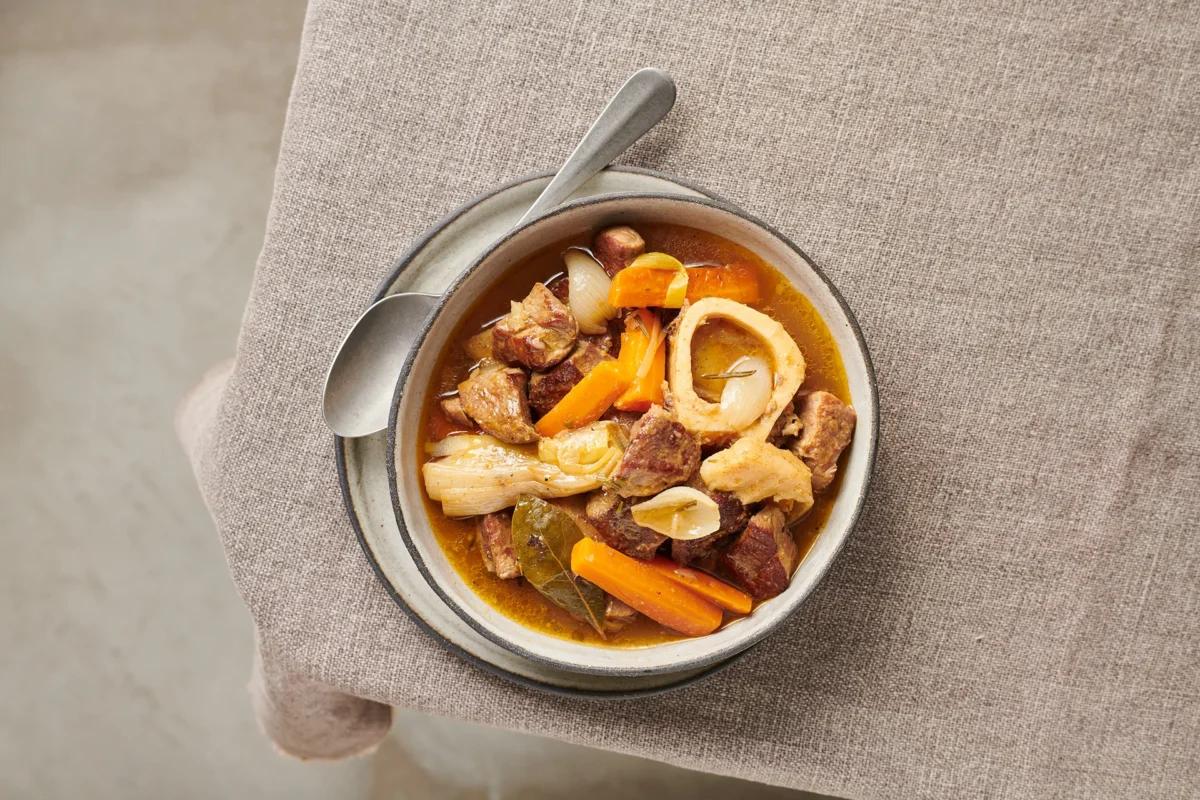 Spezzatino. Das fertige Gericht schön angerichtet und fotografiert aus Vogelperspektive (Food Fotografie). Serviervorschlag, Original Tiptopf Rezept, aus dem bekanntesten Kochbuch der Schweiz