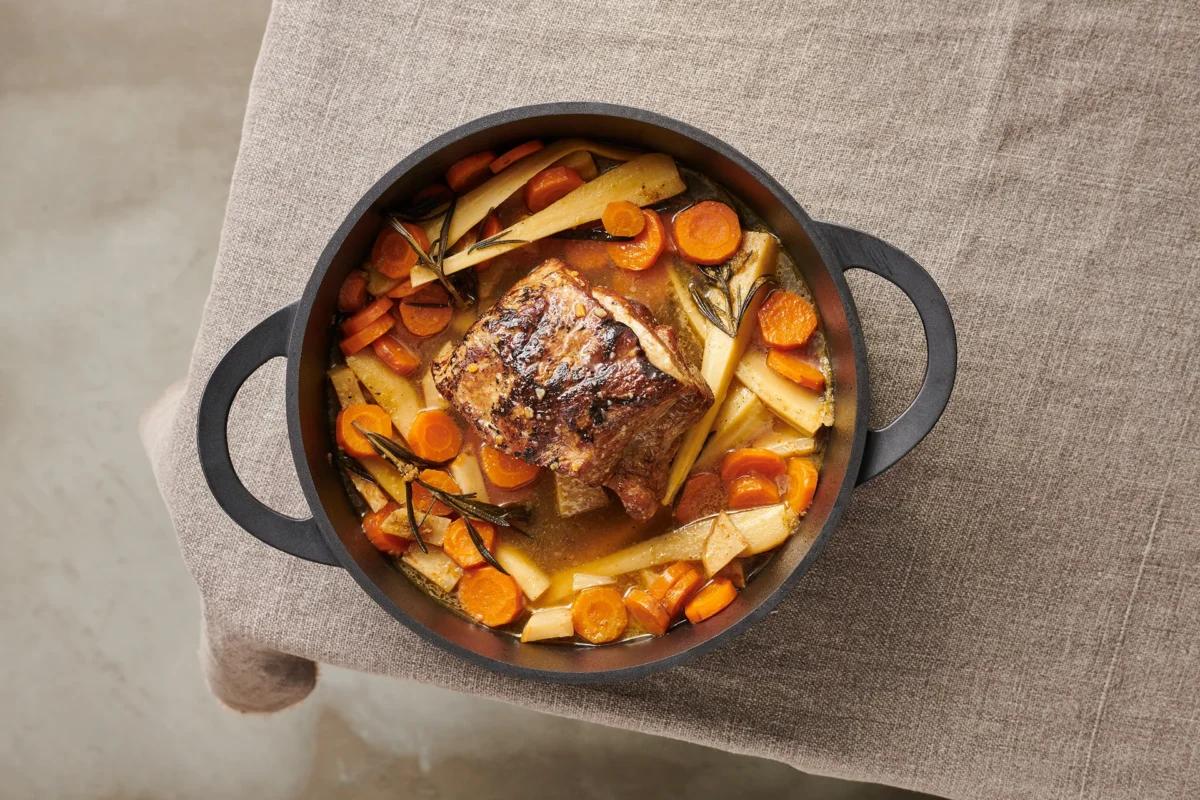 Arrosto al forno aus der Kategorie Fleisch &amp; Fisch. Das fertige Gericht schön angerichtet und fotografiert aus Vogelperspektive (Food Fotografie). Serviervorschlag, Original Tiptopf Rezept, aus dem bekanntesten Kochbuch der Schweiz