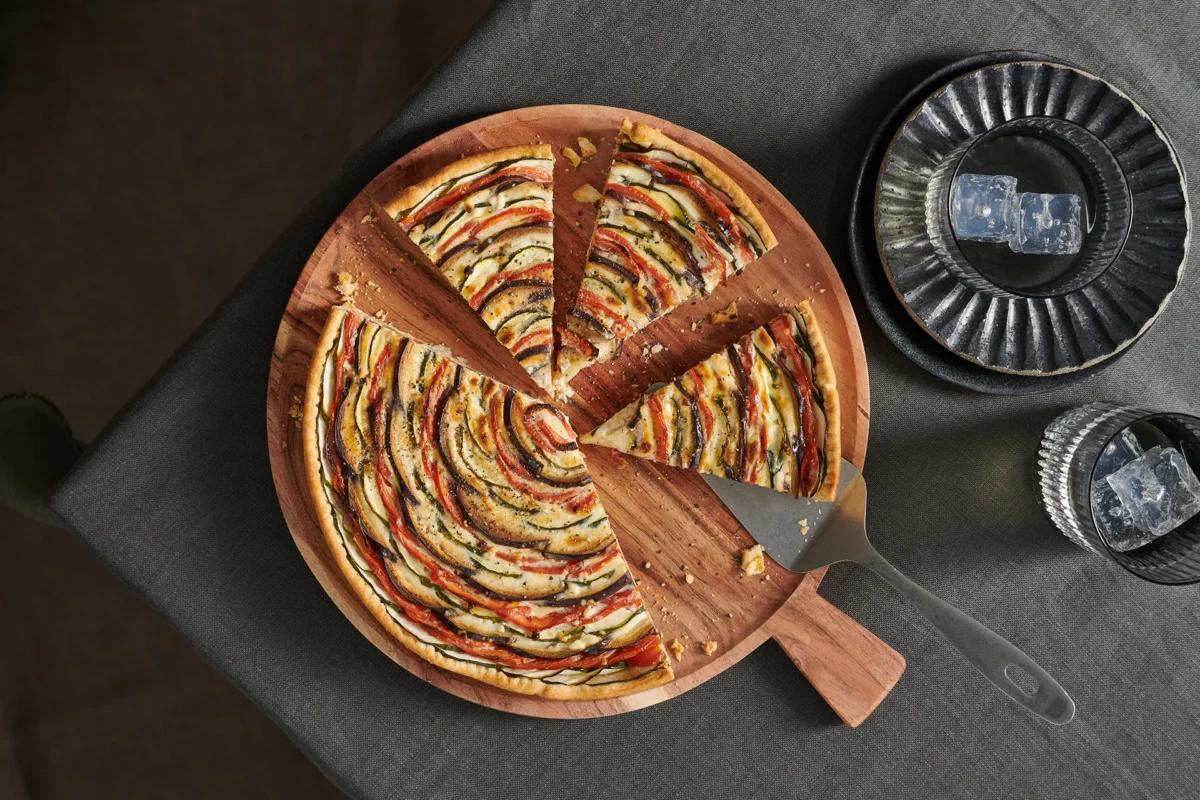 Torta salata estiva aus der Kategorie Gebäck salzig. Das fertige Gericht schön angerichtet und fotografiert aus Vogelperspektive (Food Fotografie). Serviervorschlag, Original Tiptopf Rezept, aus dem bekanntesten Kochbuch der Schweiz