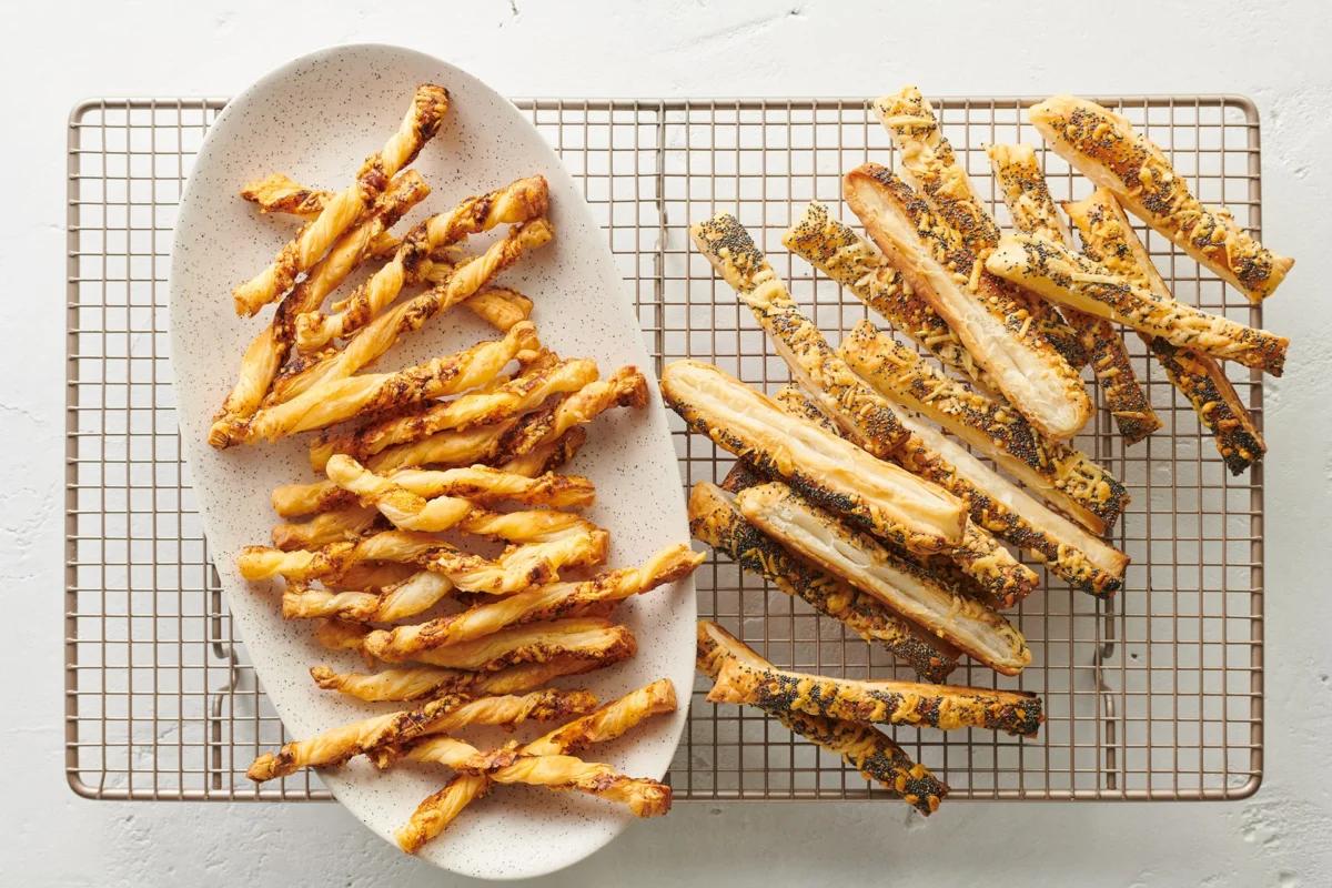 Bastoncini di pasta sfoglia aus der Kategorie Snacks &amp; Fingerfood. Das fertige Gericht schön angerichtet und fotografiert aus Vogelperspektive (Food Fotografie). Serviervorschlag, Original Tiptopf Rezept, aus dem bekanntesten Kochbuch der Schweiz