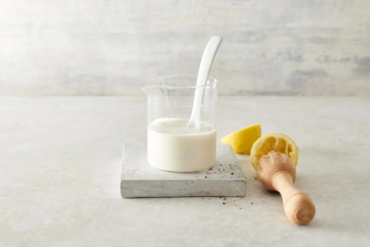 Salsa allo yogurt per insalata aus der Kategorie Salate. Das fertige Gericht schön angerichtet und fotografiert aus Vogelperspektive (Food Fotografie). Serviervorschlag, Original Tiptopf Rezept, aus dem bekanntesten Kochbuch der Schweiz