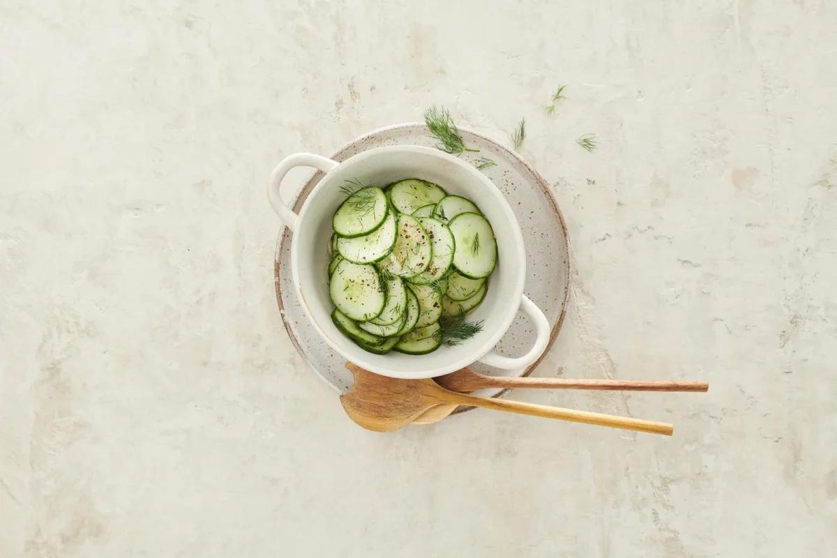 Insalata di cetrioli aus der Kategorie Salate. Das fertige Gericht schön angerichtet und fotografiert aus Vogelperspektive (Food Fotografie). Serviervorschlag, Original Tiptopf Rezept, aus dem bekanntesten Kochbuch der Schweiz