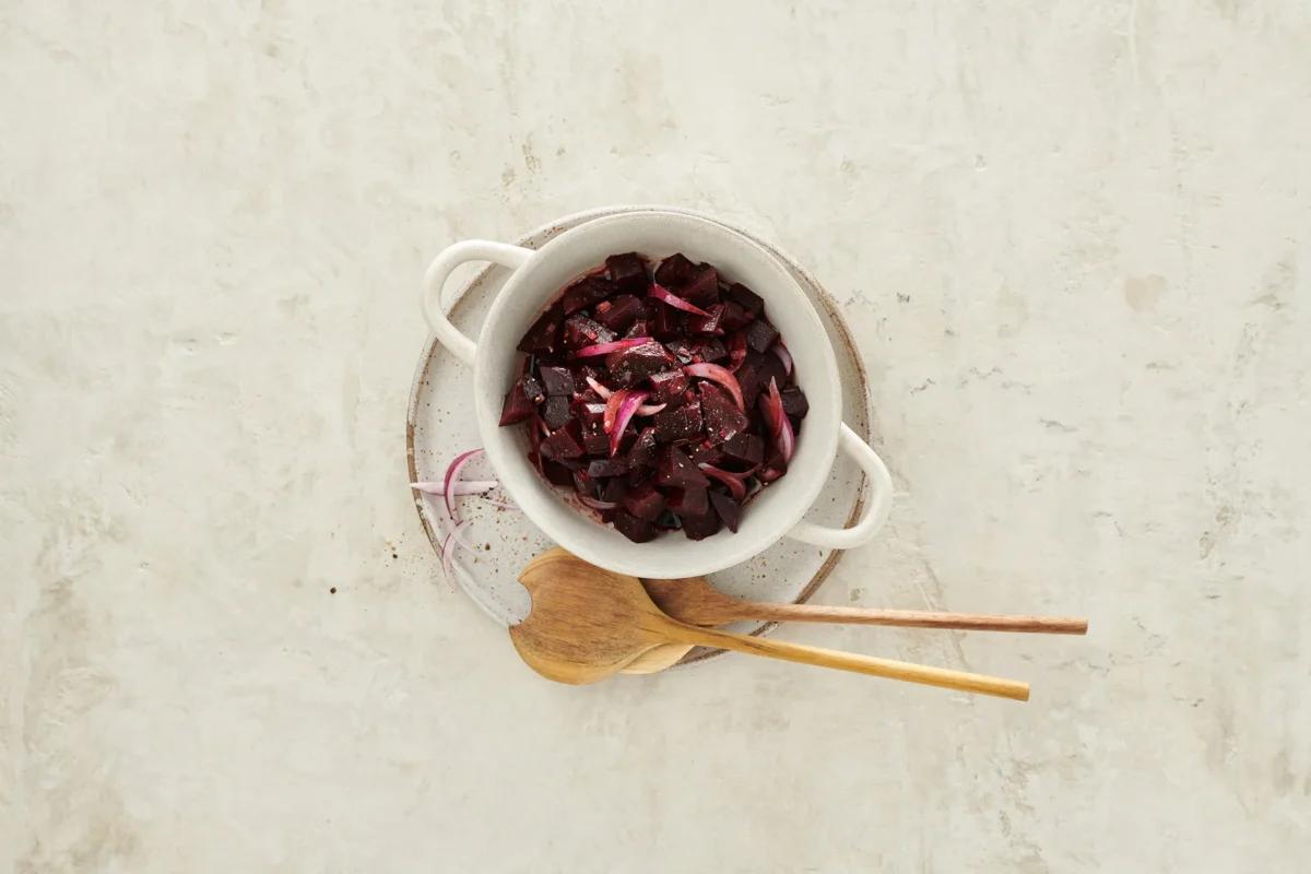 Insalata di barbabietole aus der Kategorie Salate. Das fertige Gericht schön angerichtet und fotografiert aus Vogelperspektive (Food Fotografie). Serviervorschlag, Original Tiptopf Rezept, aus dem bekanntesten Kochbuch der Schweiz