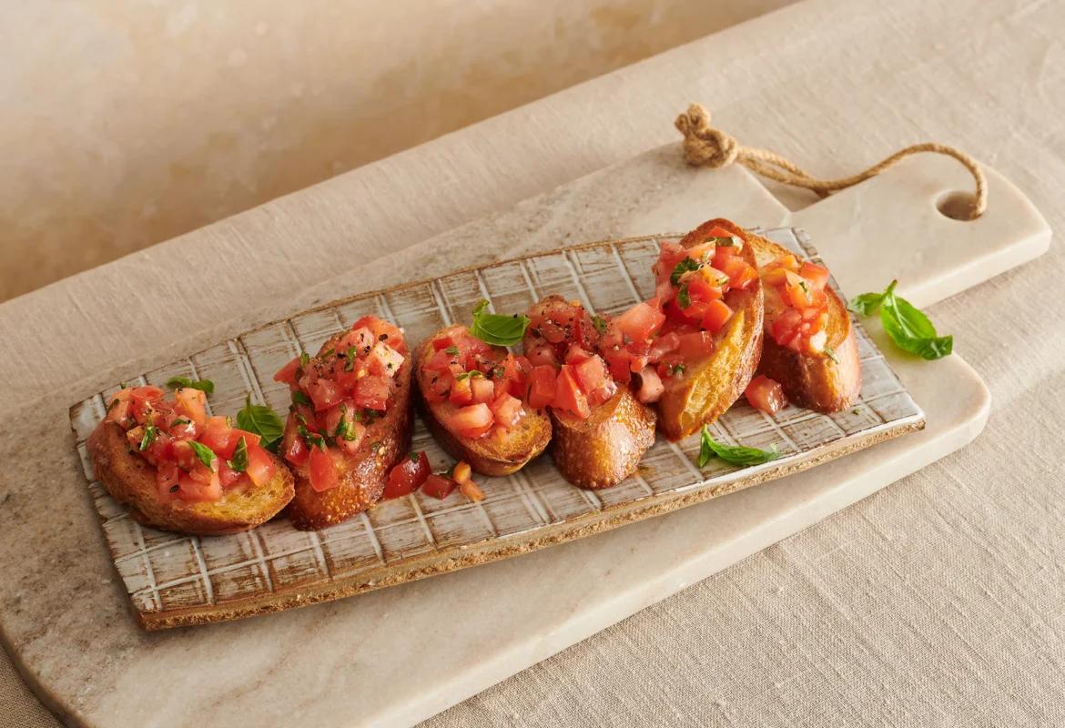 Bruschetta. Das fertige Gericht schön angerichtet und fotografiert aus Vogelperspektive (Food Fotografie). Serviervorschlag, Original Tiptopf Rezept, aus dem bekanntesten Kochbuch der Schweiz