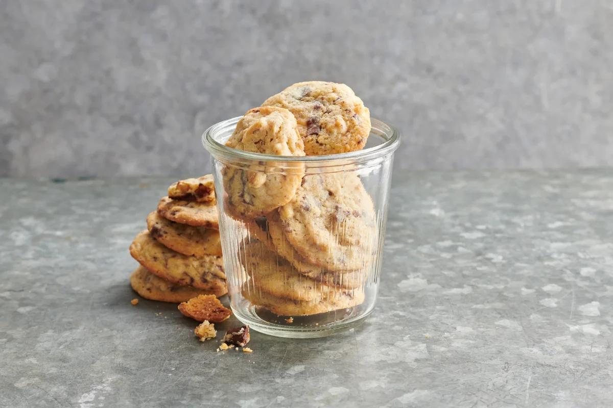 Biscotti al cioccolato aus der Kategorie Gebäck süss. Das fertige Gericht schön angerichtet und fotografiert aus Vogelperspektive (Food Fotografie). Serviervorschlag, Original Tiptopf Rezept, aus dem bekanntesten Kochbuch der Schweiz