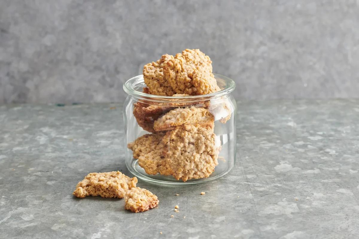 Biscotti d'avena aus der Kategorie Gebäck süss. Das fertige Gericht schön angerichtet und fotografiert aus Vogelperspektive (Food Fotografie). Serviervorschlag, Original Tiptopf Rezept, aus dem bekanntesten Kochbuch der Schweiz