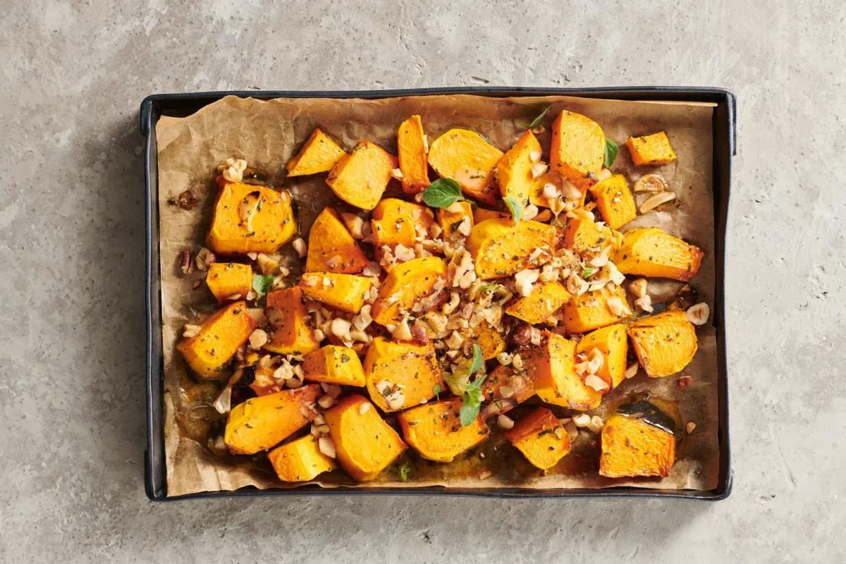 Zucca al forno aus der Kategorie Gemüse. Das fertige Gericht schön angerichtet und fotografiert aus Vogelperspektive (Food Fotografie). Serviervorschlag, Original Tiptopf Rezept, aus dem bekanntesten Kochbuch der Schweiz