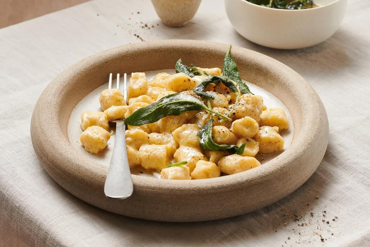 Gnocchi di ricotta. Das fertige Gericht schön angerichtet und fotografiert aus Vogelperspektive (Food Fotografie). Serviervorschlag, Original Tiptopf Rezept, aus dem bekanntesten Kochbuch der Schweiz