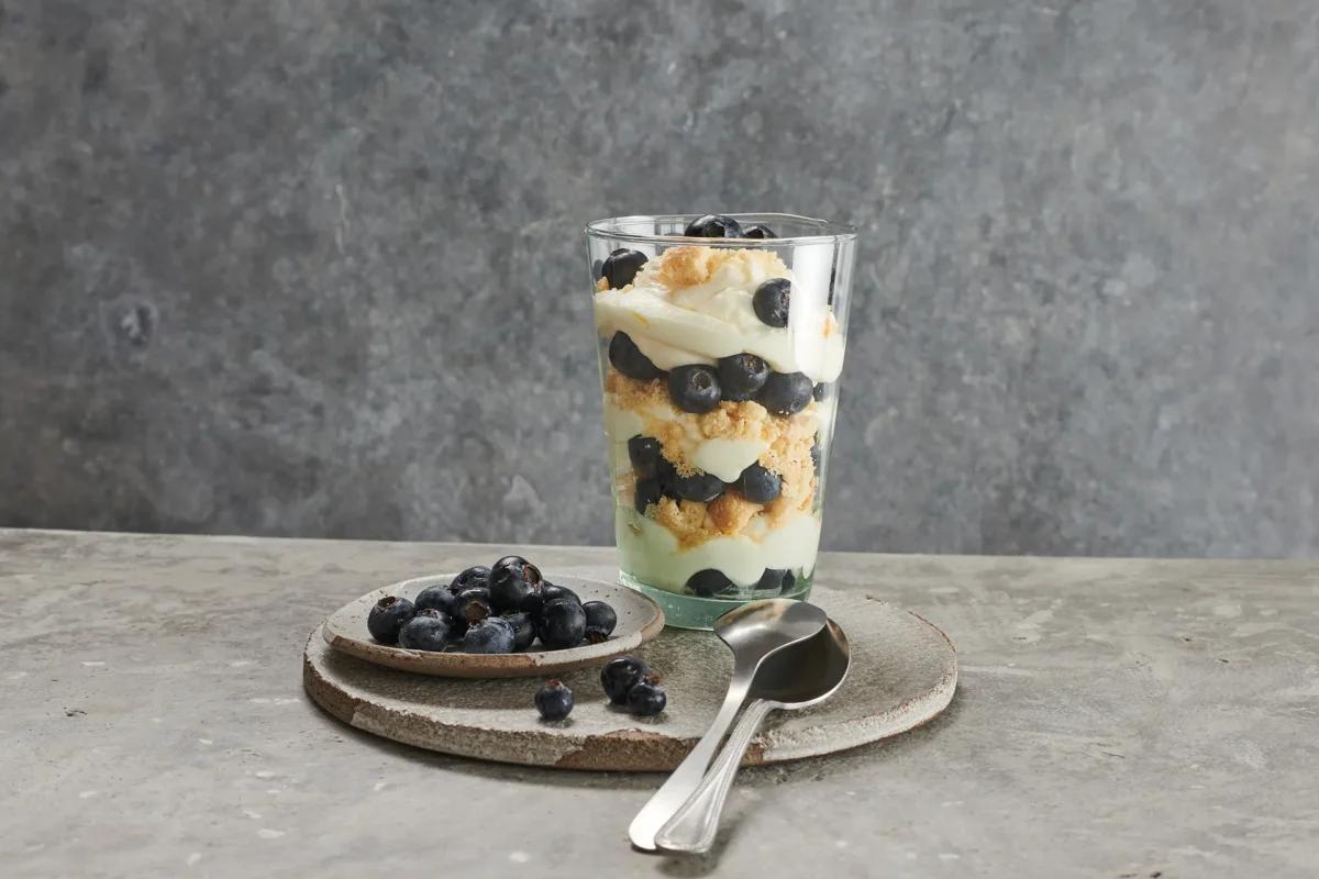 Dessert al limone aus der Kategorie Desserts. Das fertige Gericht schön angerichtet und fotografiert aus Vogelperspektive (Food Fotografie). Serviervorschlag, Original Tiptopf Rezept, aus dem bekanntesten Kochbuch der Schweiz