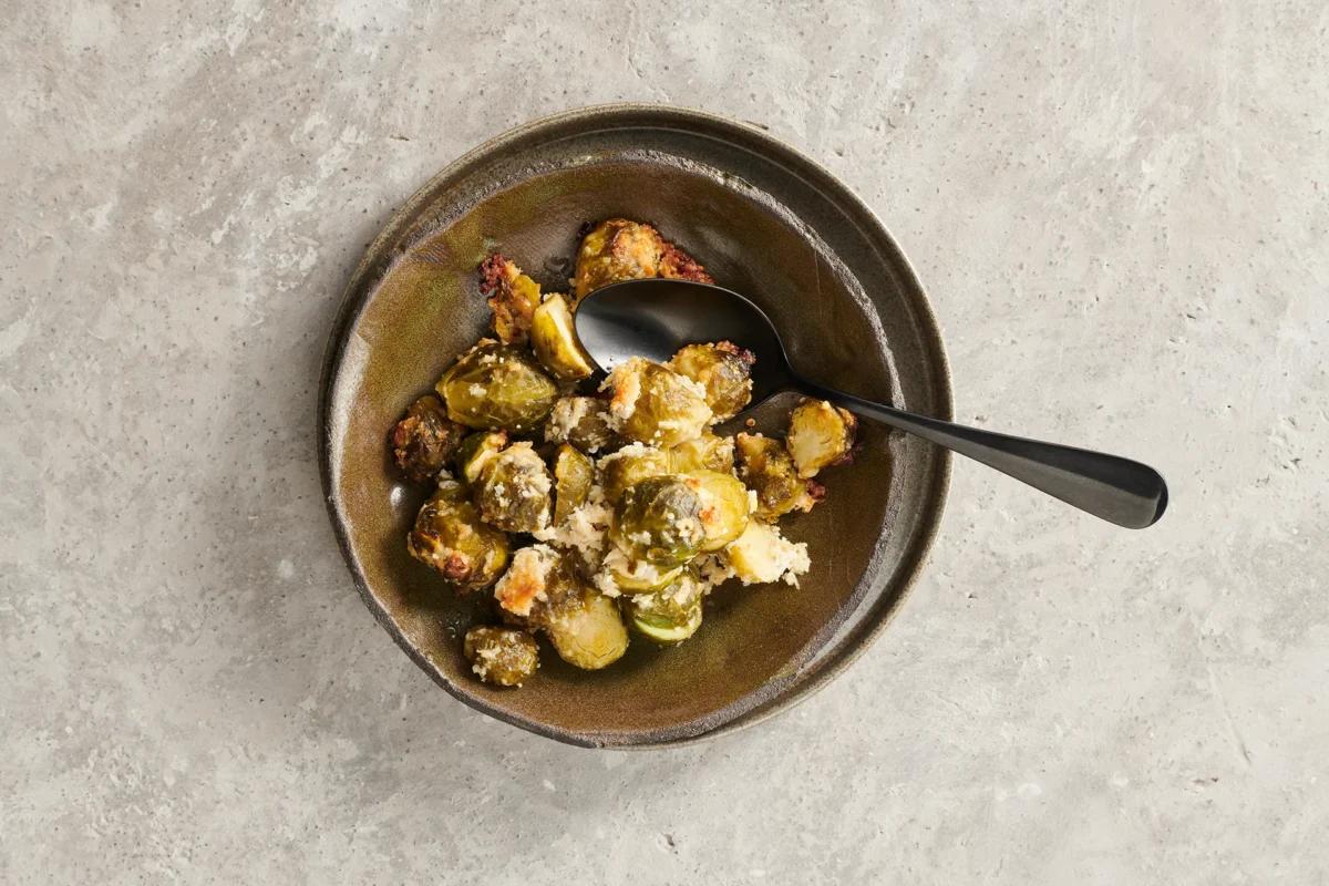Cavolini di Bruxelles gratinati aus der Kategorie Gemüse. Das fertige Gericht schön angerichtet und fotografiert aus Vogelperspektive (Food Fotografie). Serviervorschlag, Original Tiptopf Rezept, aus dem bekanntesten Kochbuch der Schweiz