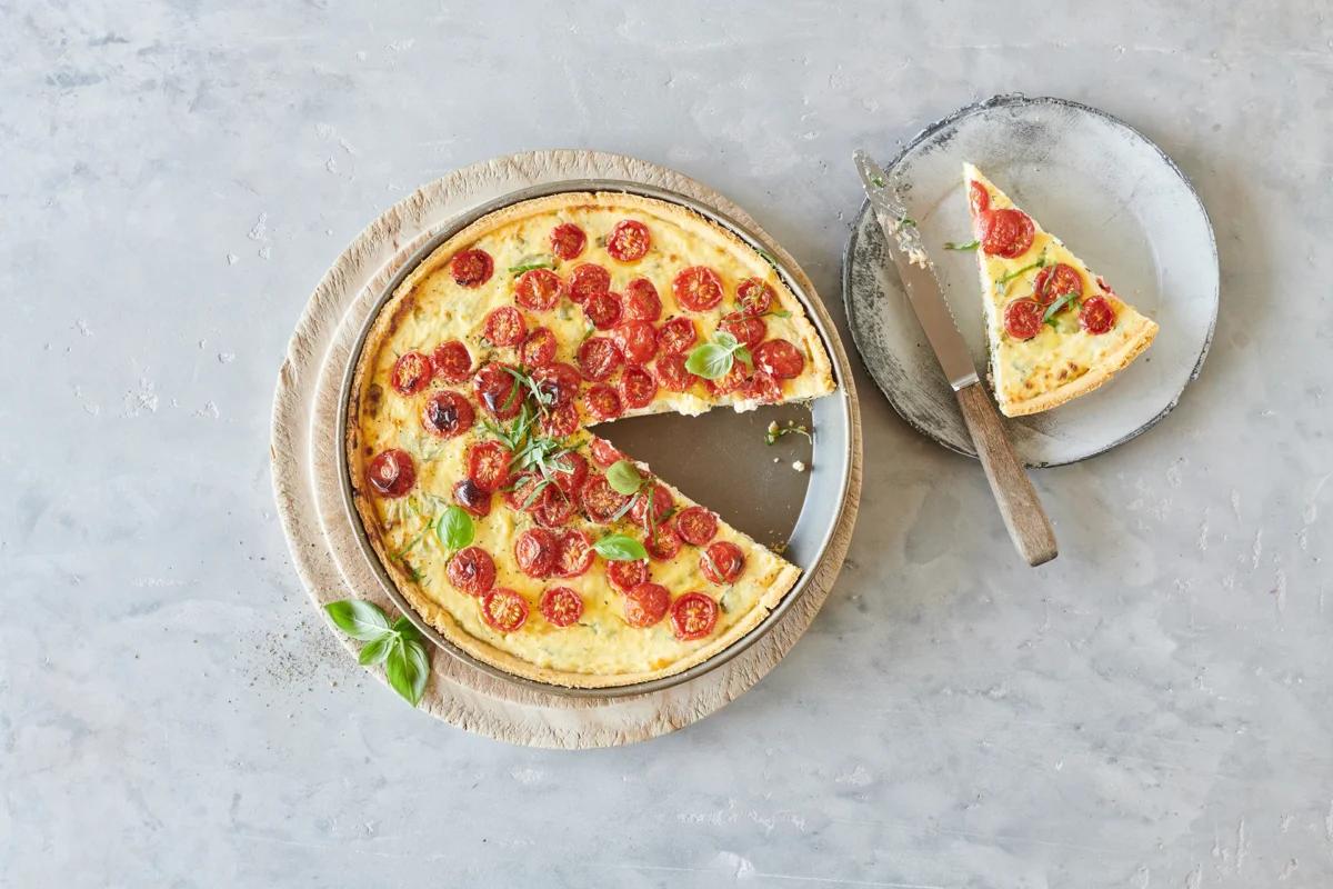 Torta salata alla ricotta con pomodori aus der Kategorie Gebäck salzig. Das fertige Gericht schön angerichtet und fotografiert aus Vogelperspektive (Food Fotografie). Serviervorschlag, Original Tiptopf Rezept, aus dem bekanntesten Kochbuch der Schweiz