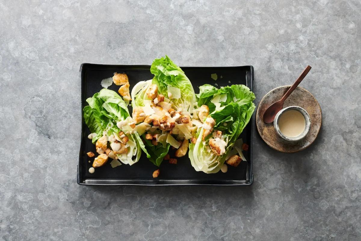 Caesar salad aus der Kategorie Salate. Das fertige Gericht schön angerichtet und fotografiert aus Vogelperspektive (Food Fotografie). Serviervorschlag, Original Tiptopf Rezept, aus dem bekanntesten Kochbuch der Schweiz