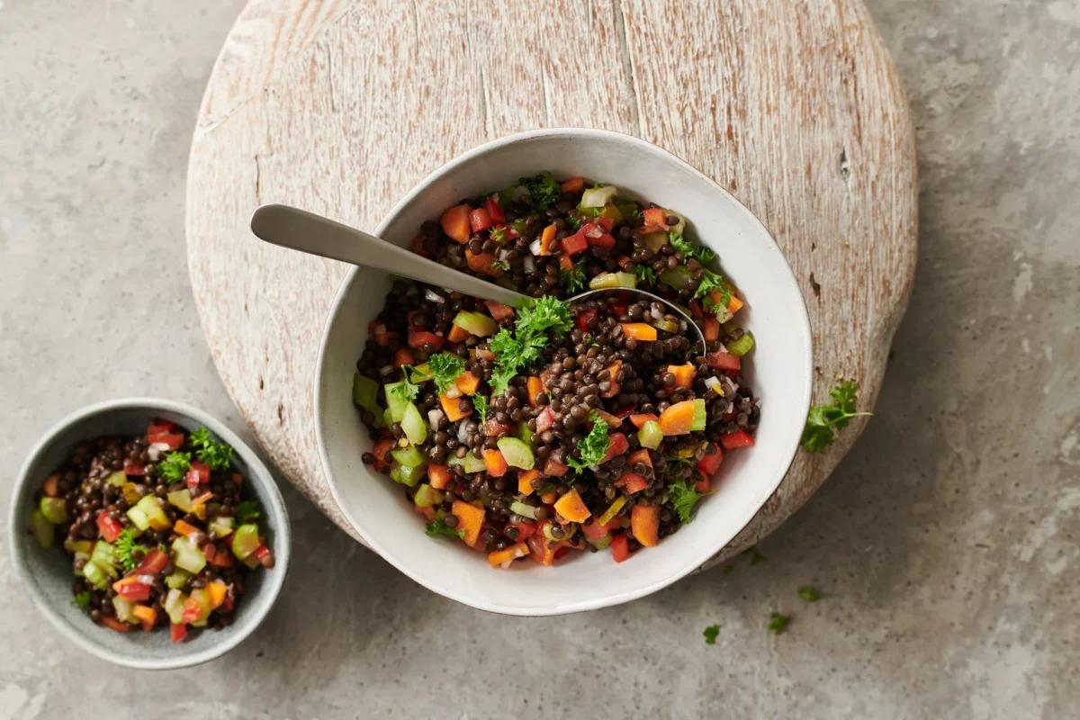 Insalata di lenticchie aus der Kategorie Salate. Das fertige Gericht schön angerichtet und fotografiert aus Vogelperspektive (Food Fotografie). Serviervorschlag, Original Tiptopf Rezept, aus dem bekanntesten Kochbuch der Schweiz