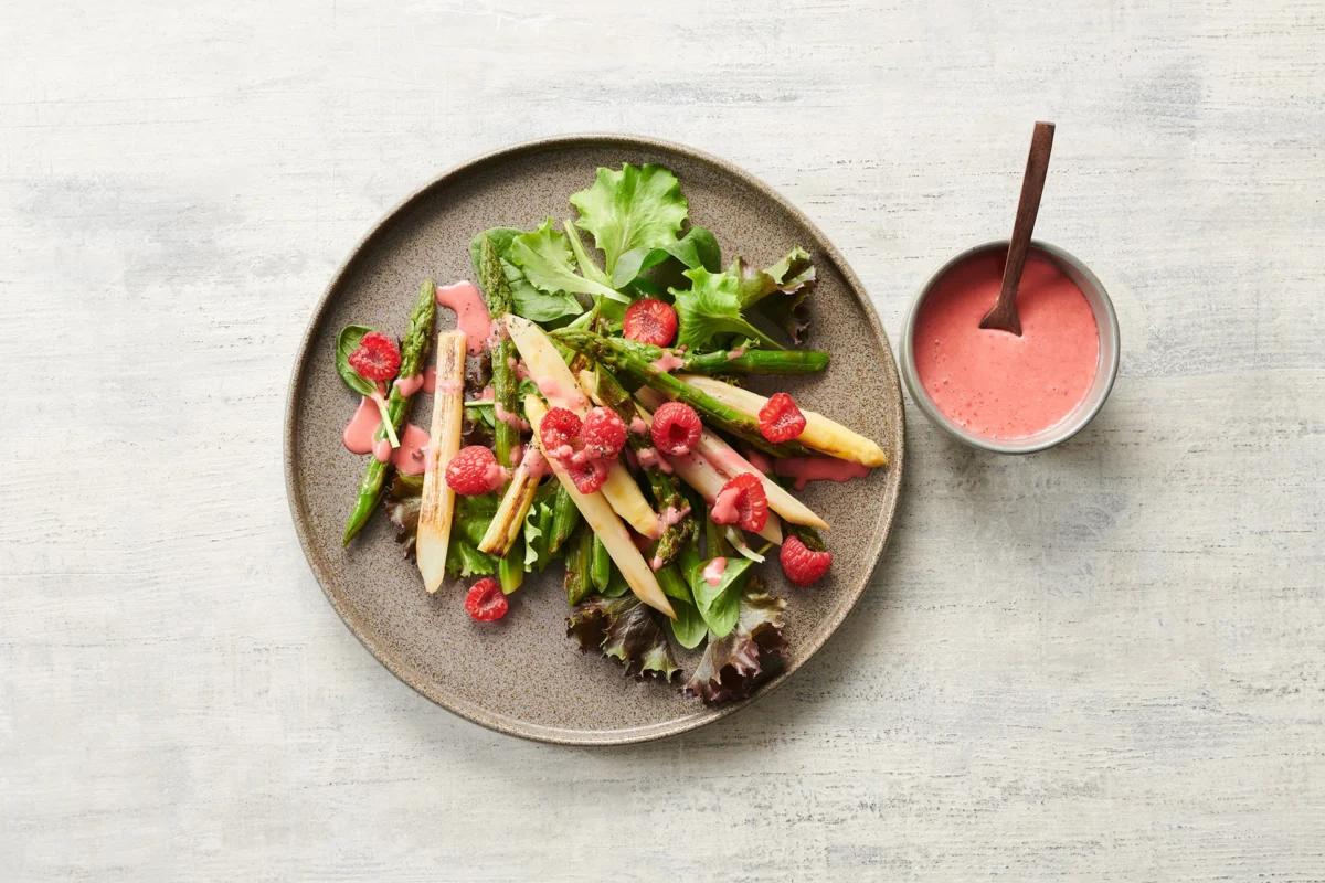 Insalata di asparagi spadellati aus der Kategorie Salate. Das fertige Gericht schön angerichtet und fotografiert aus Vogelperspektive (Food Fotografie). Serviervorschlag, Original Tiptopf Rezept, aus dem bekanntesten Kochbuch der Schweiz
