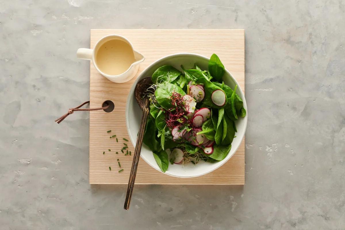 Insalata primaverile. Das fertige Gericht schön angerichtet und fotografiert aus Vogelperspektive (Food Fotografie). Serviervorschlag, Original Tiptopf Rezept, aus dem bekanntesten Kochbuch der Schweiz