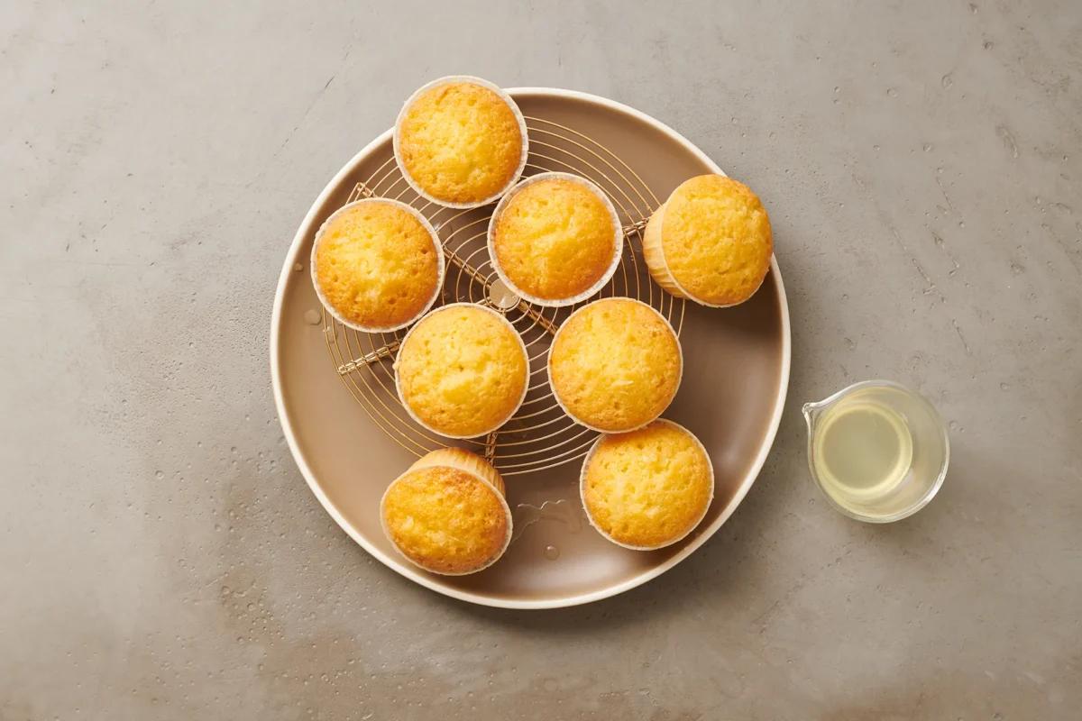 Muffin, dalla categoria . Metodo di preparazione Backen. Il piatto finito è stato presentato in modo accattivante e fotografato dall'alto (fotografia culinaria). Suggerimento di presentazione, ricetta originale «Cosa bolle in pentola?», dal libro di cucina più famoso della Svizzera.
