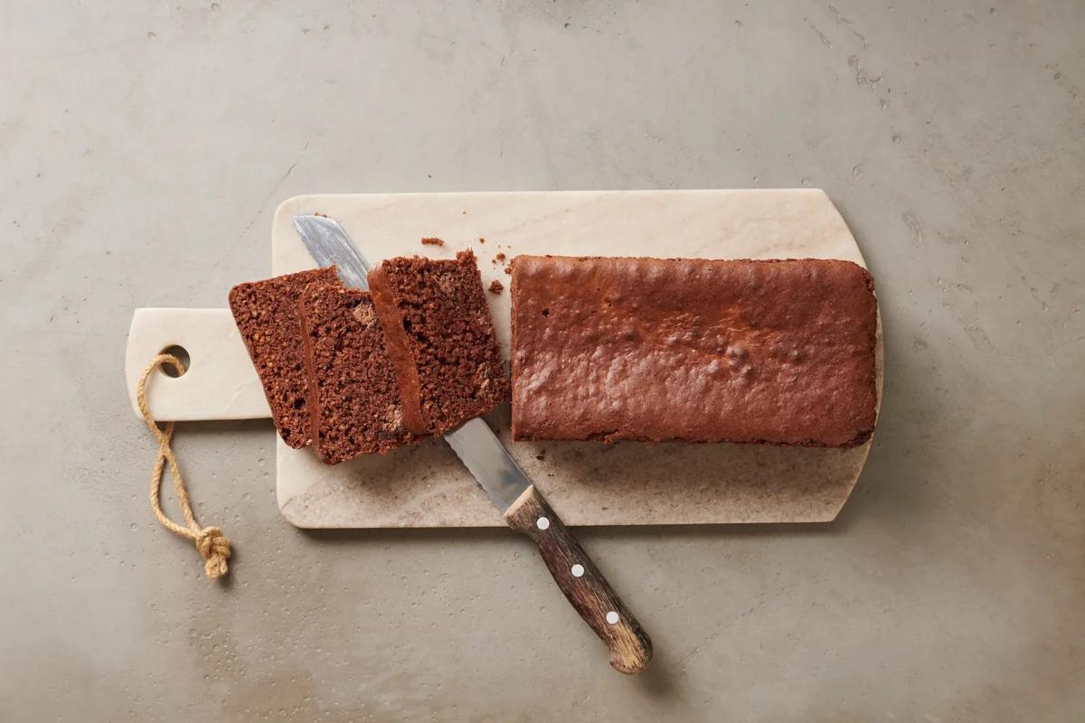 Cake al cioccolato aus der Kategorie Gebäck süss. Das fertige Gericht schön angerichtet und fotografiert aus Vogelperspektive (Food Fotografie). Serviervorschlag, Original Tiptopf Rezept, aus dem bekanntesten Kochbuch der Schweiz