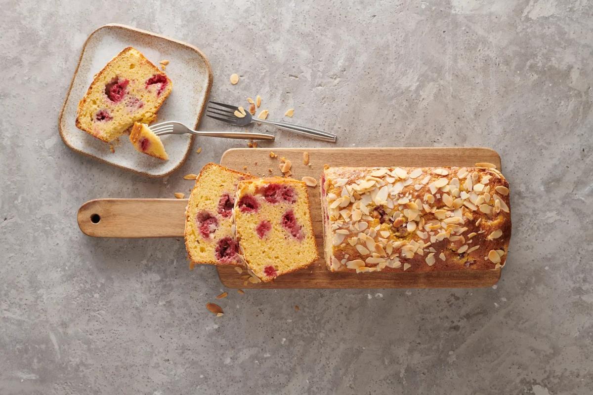 Cake ai lamponi aus der Kategorie Gebäck süss. Das fertige Gericht schön angerichtet und fotografiert aus Vogelperspektive (Food Fotografie). Serviervorschlag, Original Tiptopf Rezept, aus dem bekanntesten Kochbuch der Schweiz