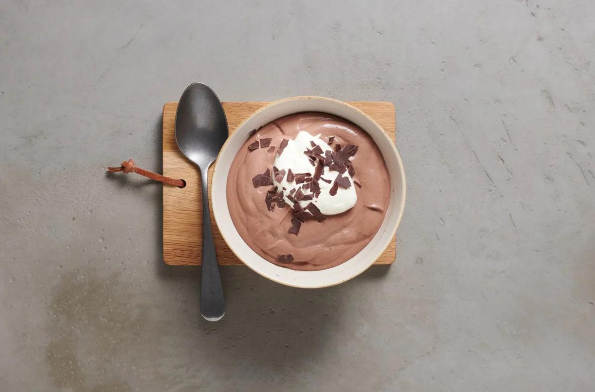 Crema al cioccolato aus der Kategorie Desserts. Das fertige Gericht schön angerichtet und fotografiert aus Vogelperspektive (Food Fotografie). Serviervorschlag, Original Tiptopf Rezept, aus dem bekanntesten Kochbuch der Schweiz