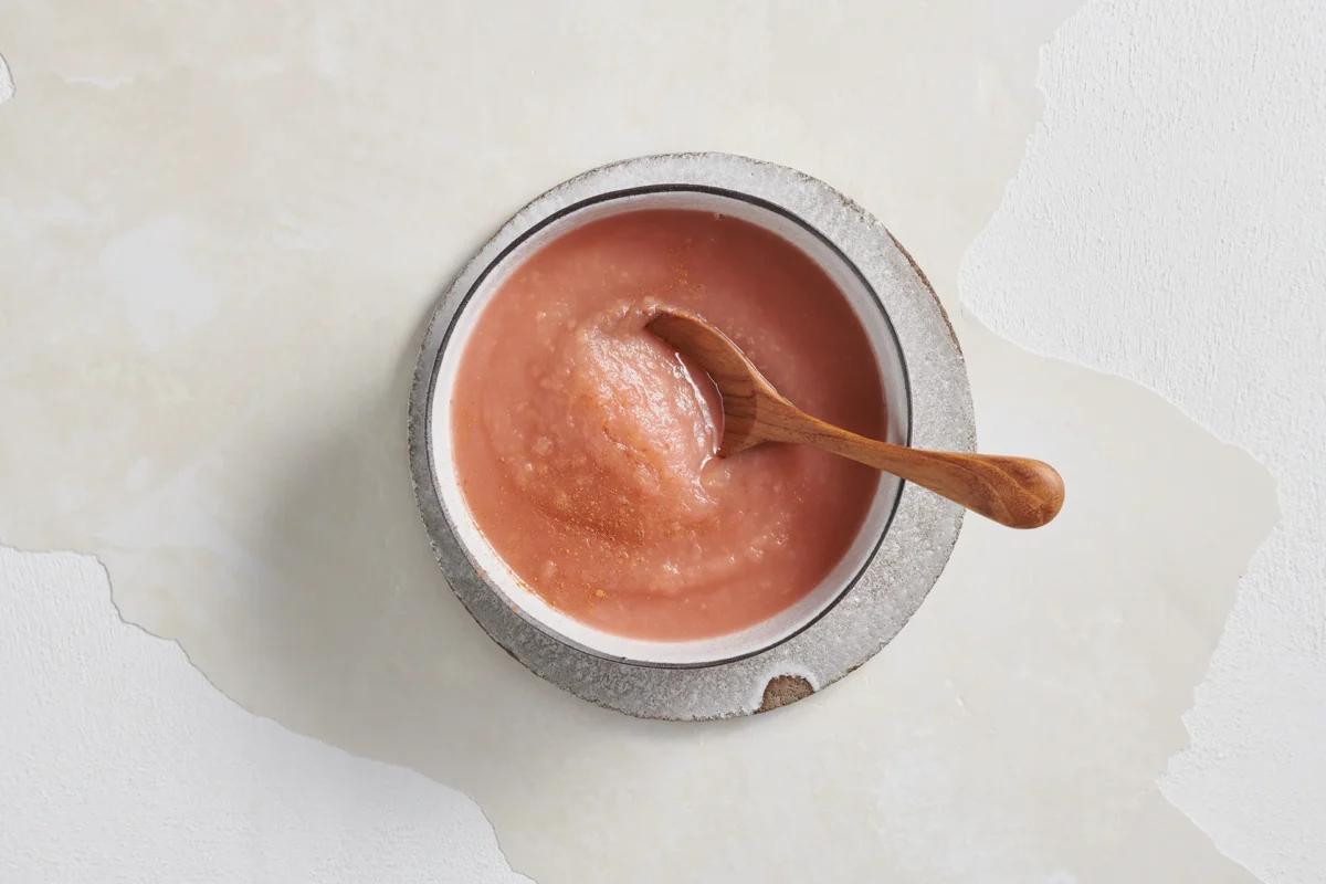 Purea di mele aus der Kategorie Desserts. Das fertige Gericht schön angerichtet und fotografiert aus Vogelperspektive (Food Fotografie). Serviervorschlag, Original Tiptopf Rezept, aus dem bekanntesten Kochbuch der Schweiz