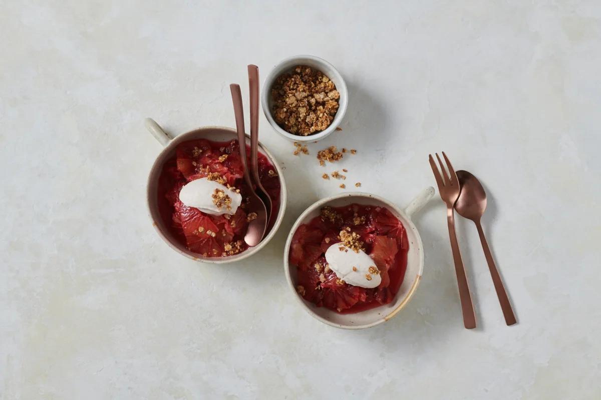 Macedonia all'arancia aus der Kategorie Desserts. Das fertige Gericht schön angerichtet und fotografiert aus Vogelperspektive (Food Fotografie). Serviervorschlag, Original Tiptopf Rezept, aus dem bekanntesten Kochbuch der Schweiz