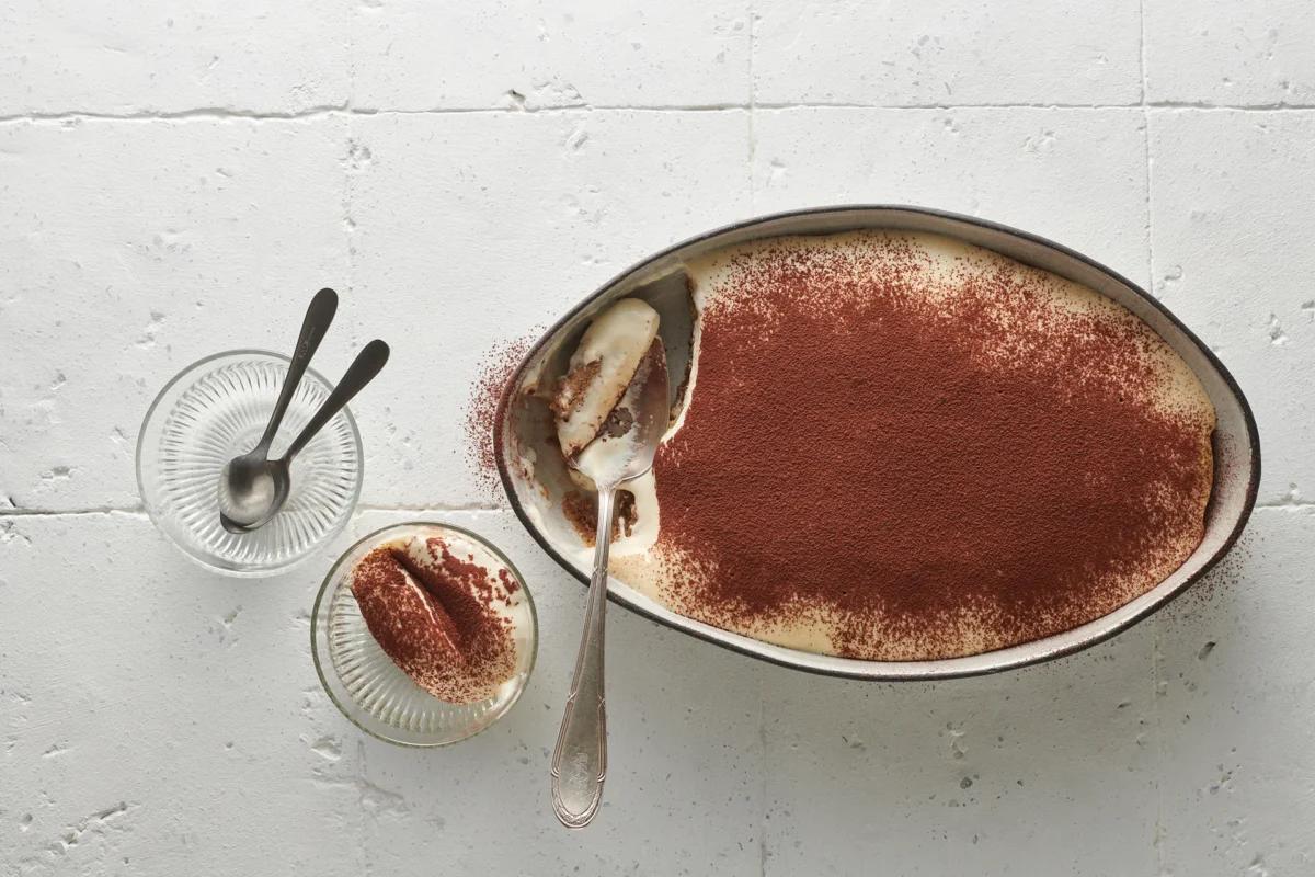 Tiramisù. Das fertige Gericht schön angerichtet und fotografiert aus Vogelperspektive (Food Fotografie). Serviervorschlag, Original Tiptopf Rezept, aus dem bekanntesten Kochbuch der Schweiz
