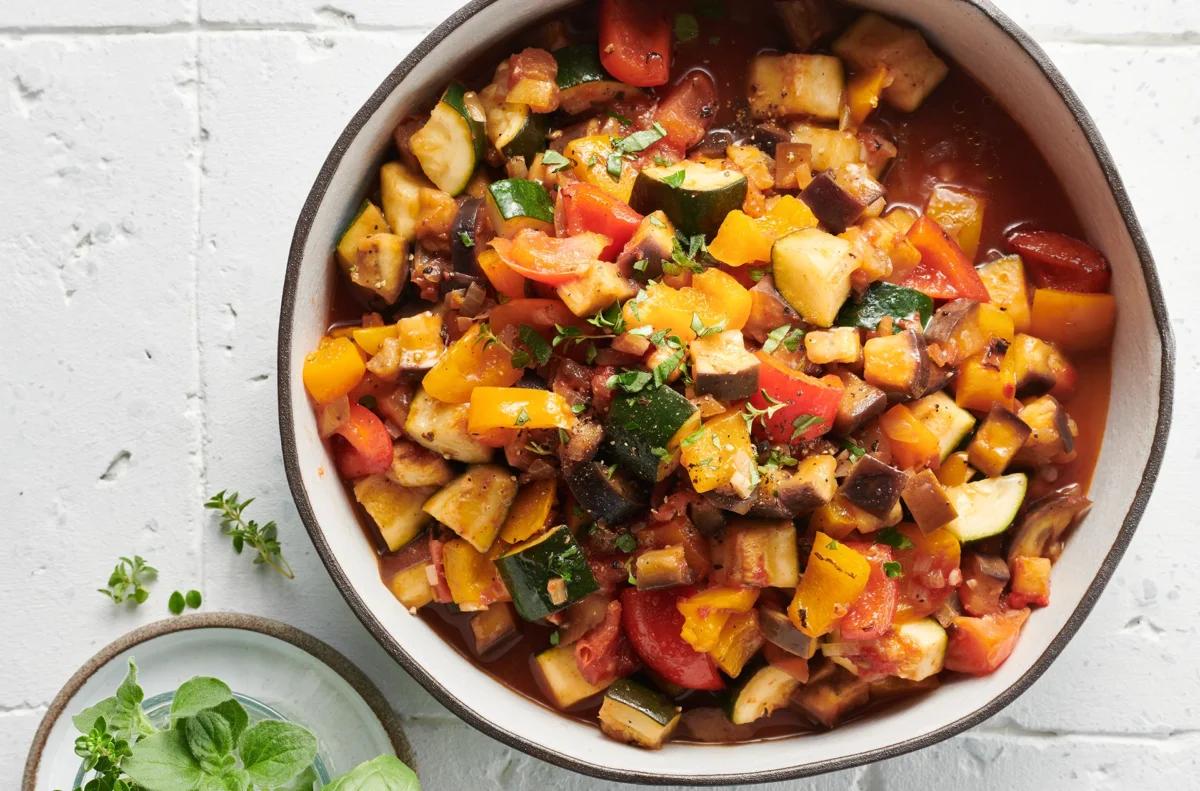 Ratatouille. Das fertige Gericht schön angerichtet und fotografiert aus Vogelperspektive (Food Fotografie). Serviervorschlag, Original Tiptopf Rezept, aus dem bekanntesten Kochbuch der Schweiz