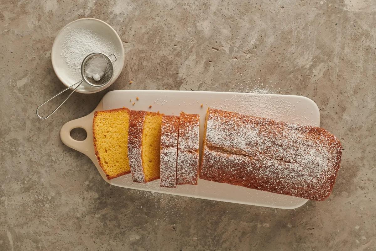 Cake, dalla categoria . Metodo di preparazione Backen. Il piatto finito è stato presentato in modo accattivante e fotografato dall'alto (fotografia culinaria). Suggerimento di presentazione, ricetta originale «Cosa bolle in pentola?», dal libro di cucina più famoso della Svizzera.

