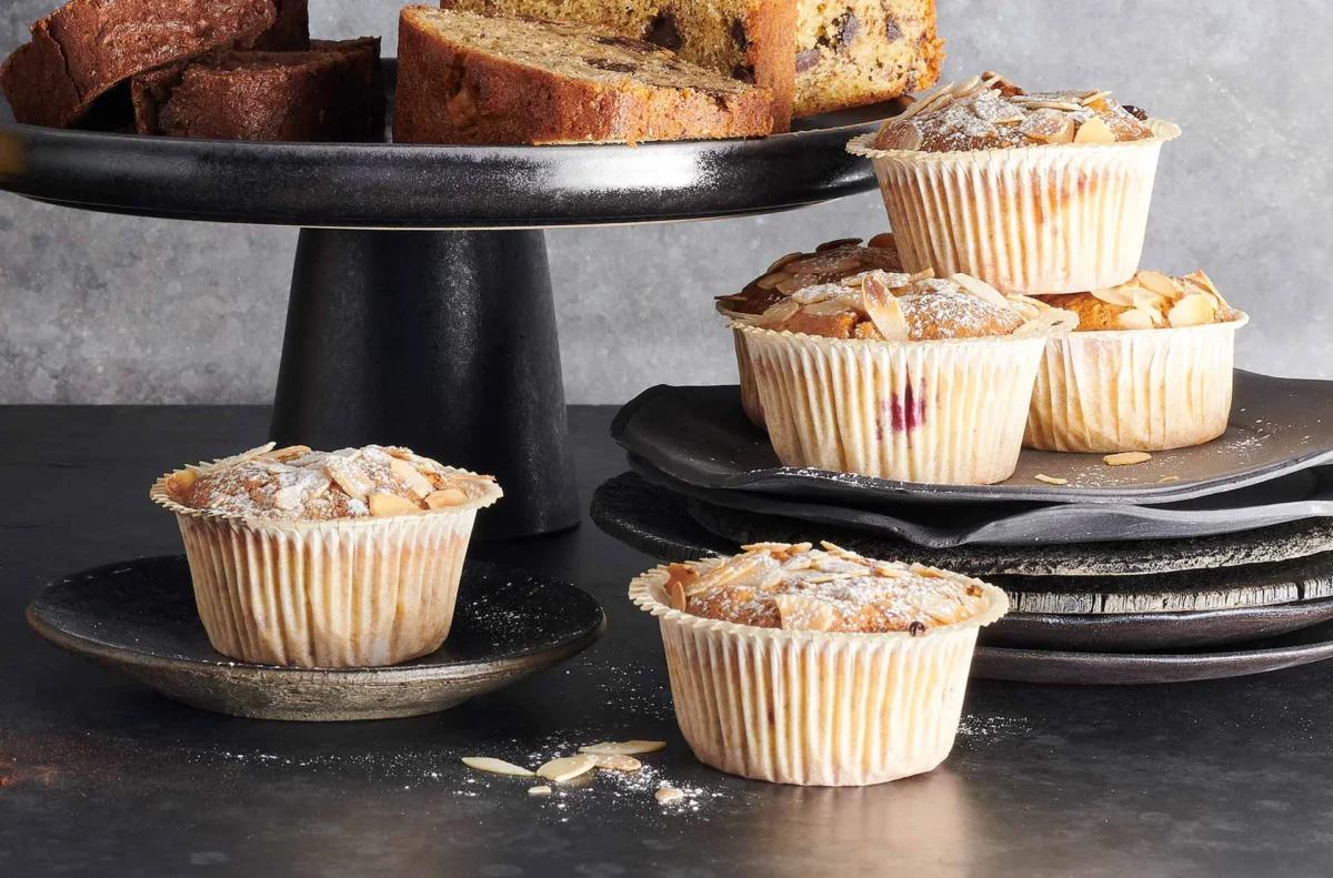 Muffin ai lamponi aus der Kategorie Gebäck süss. Das fertige Gericht schön angerichtet und fotografiert aus Vogelperspektive (Food Fotografie). Serviervorschlag, Original Tiptopf Rezept, aus dem bekanntesten Kochbuch der Schweiz