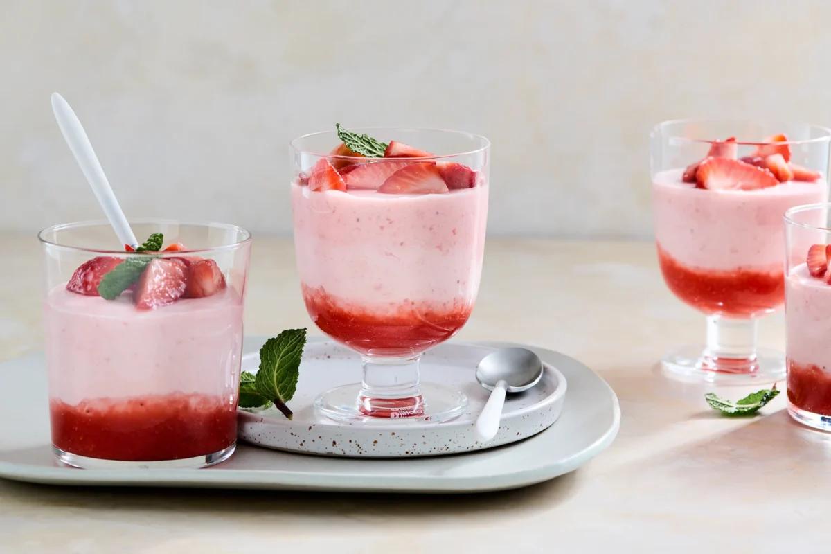 Crema alle fragole aus der Kategorie Desserts. Das fertige Gericht schön angerichtet und fotografiert aus Vogelperspektive (Food Fotografie). Serviervorschlag, Original Tiptopf Rezept, aus dem bekanntesten Kochbuch der Schweiz